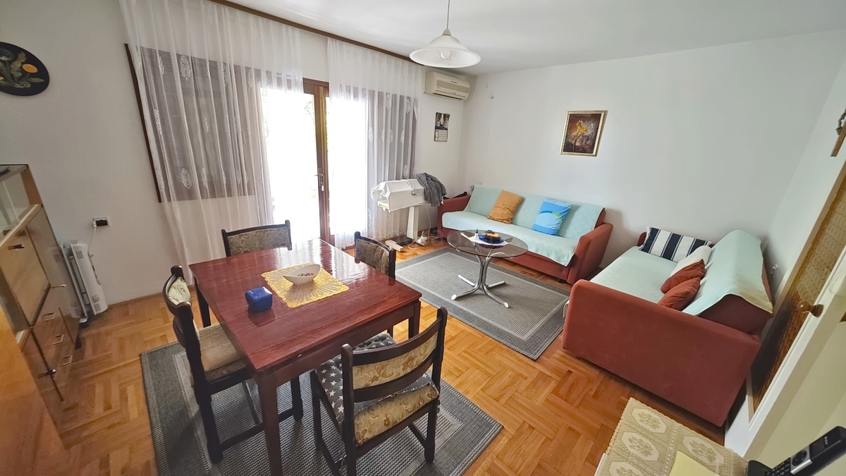Baška, dvojček s 4 apartmaji blizu morja!