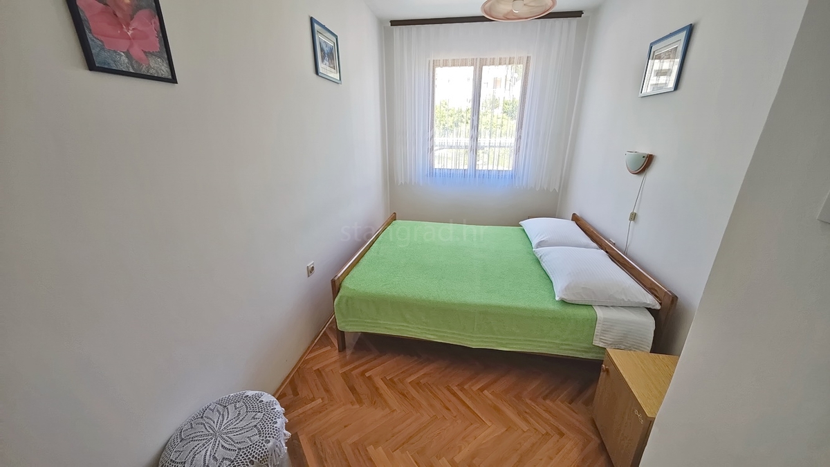 Baška, dvojček s 4 apartmaji blizu morja!