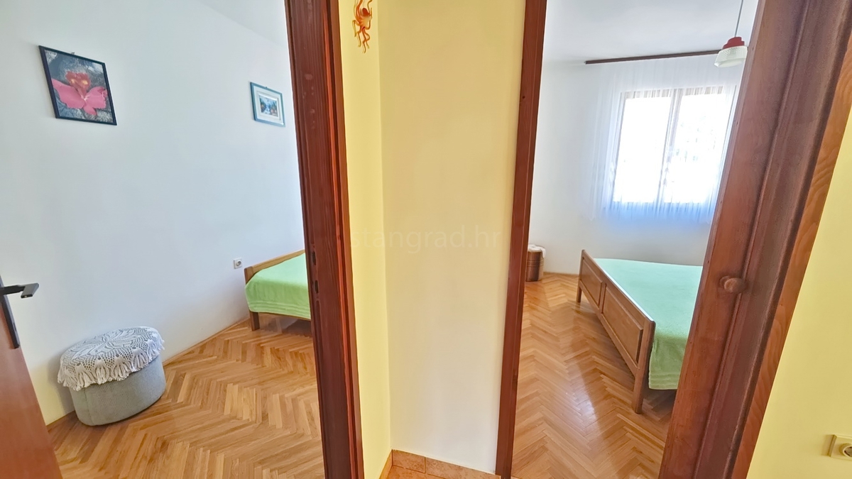 Baška, dvojček s 4 apartmaji blizu morja!