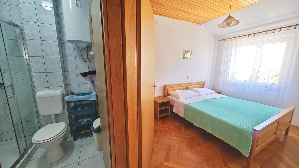 Baška, dvojček s 4 apartmaji blizu morja!