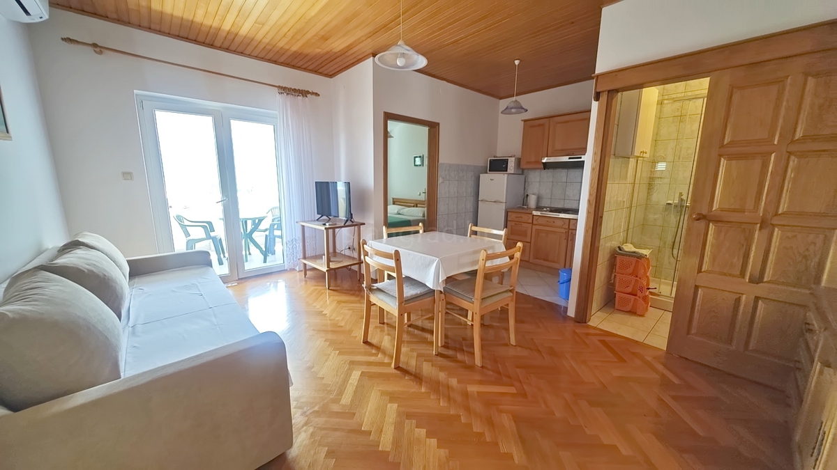 Baška, dvojček s 4 apartmaji blizu morja!