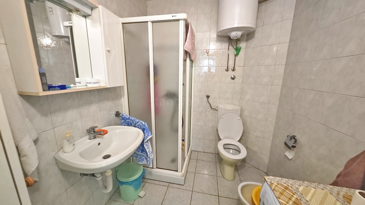 Baška, dvojček s 4 apartmaji blizu morja!