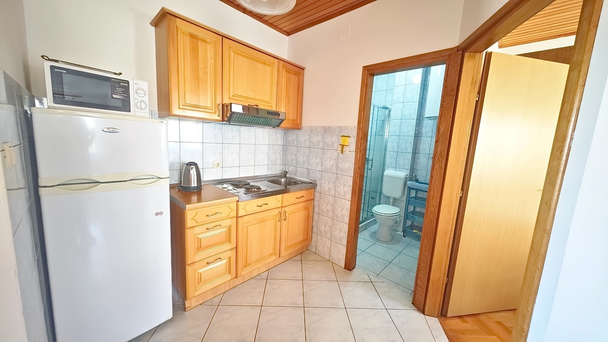 Baška, dvojček s 4 apartmaji blizu morja!