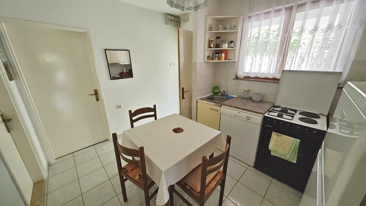 Baška, dvojček s 4 apartmaji blizu morja!