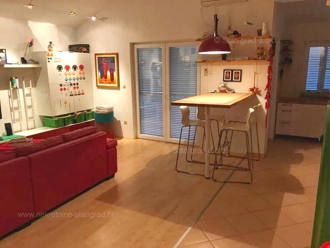 Krk, okolica, opremljen apartma v 2. nadstropju s pogledom na morje!