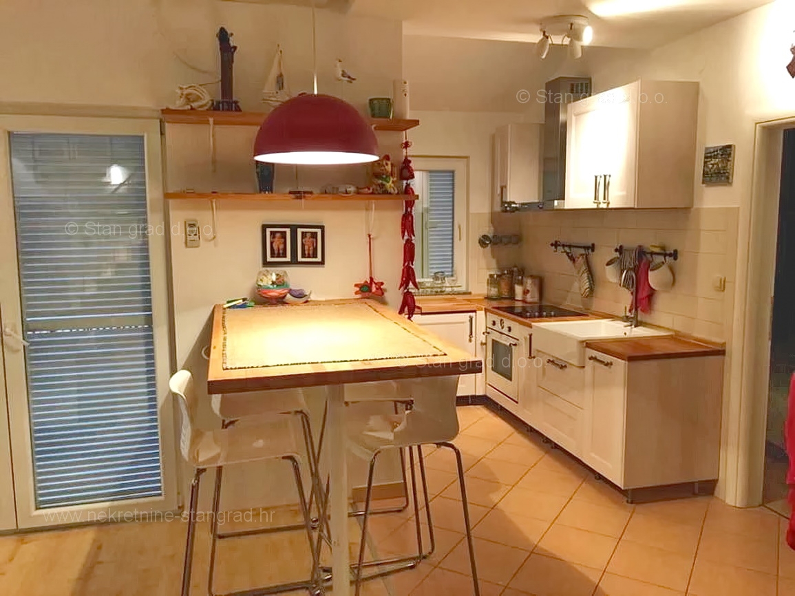 Krk, okolica, opremljen apartma v 2. nadstropju s pogledom na morje!
