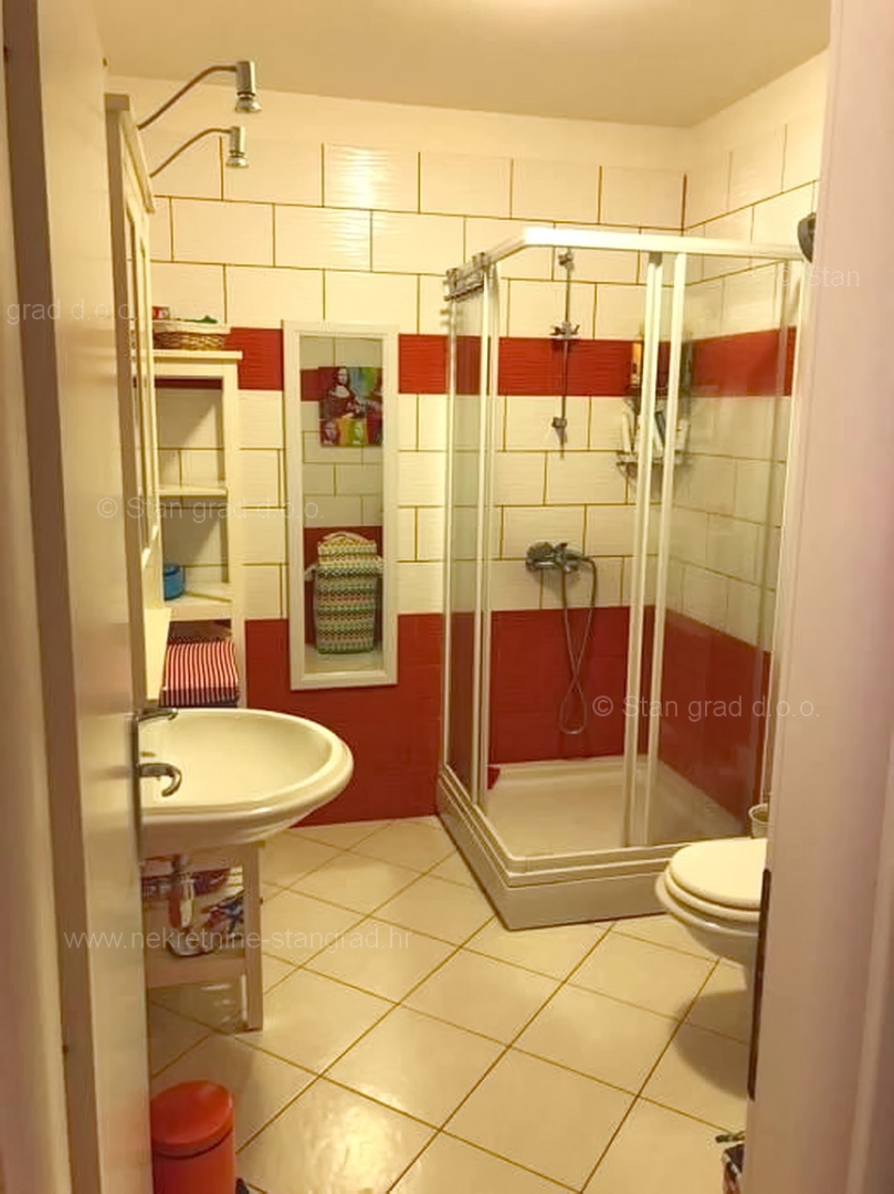 Krk, okolica, opremljen apartma v 2. nadstropju s pogledom na morje!
