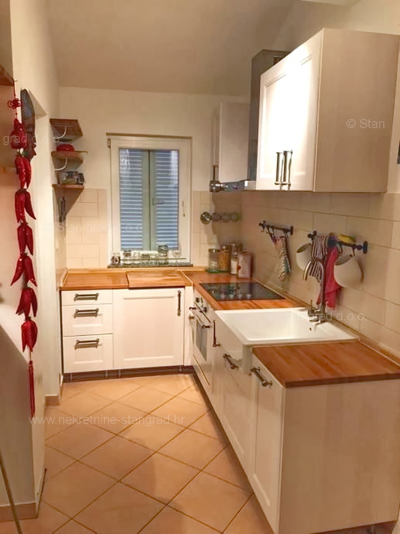 Krk, okolica, opremljen apartma v 2. nadstropju s pogledom na morje!