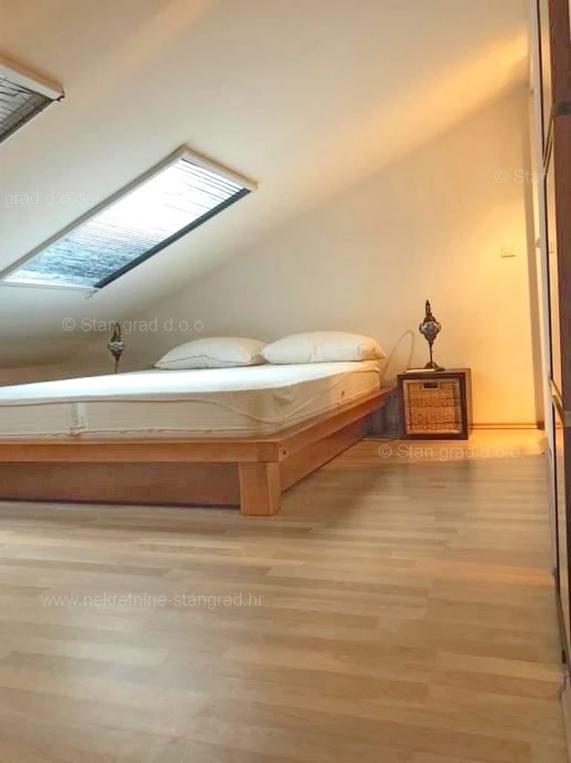 Krk, okolica, opremljen apartma v 2. nadstropju s pogledom na morje!