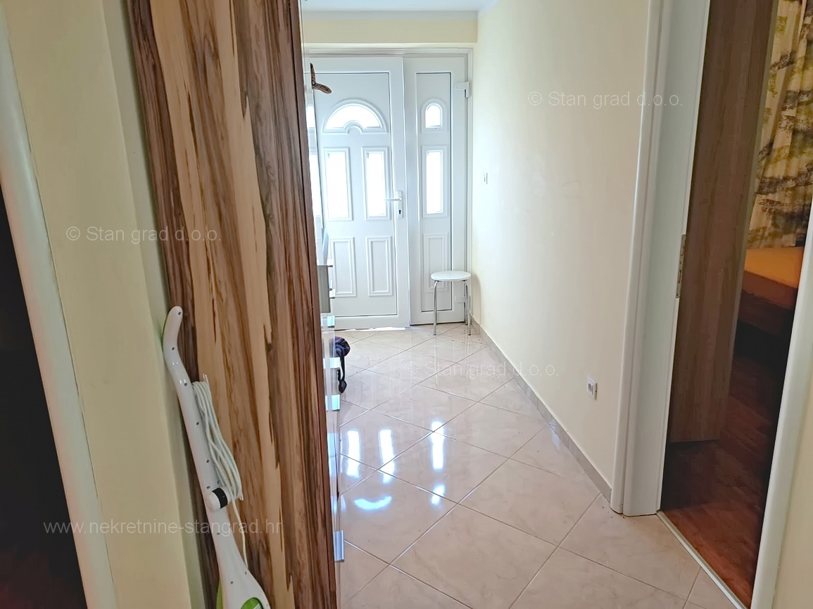 Crikvenica, prostorno stanovanje z razgledom in garažo!
