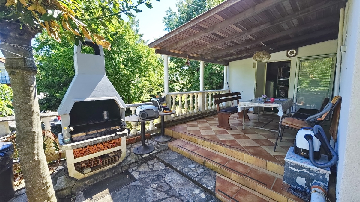 Okolica Vrbnika, dvojček z vrtom na dobri lokaciji!