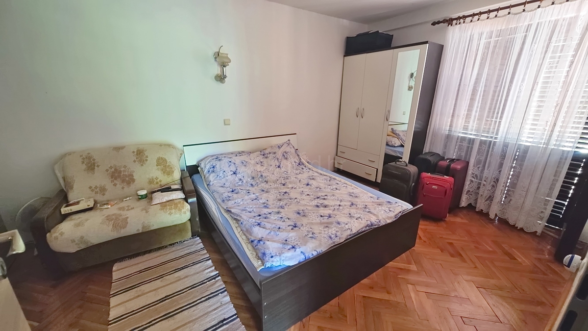 Okolica Vrbnika, dvojček z vrtom na dobri lokaciji!