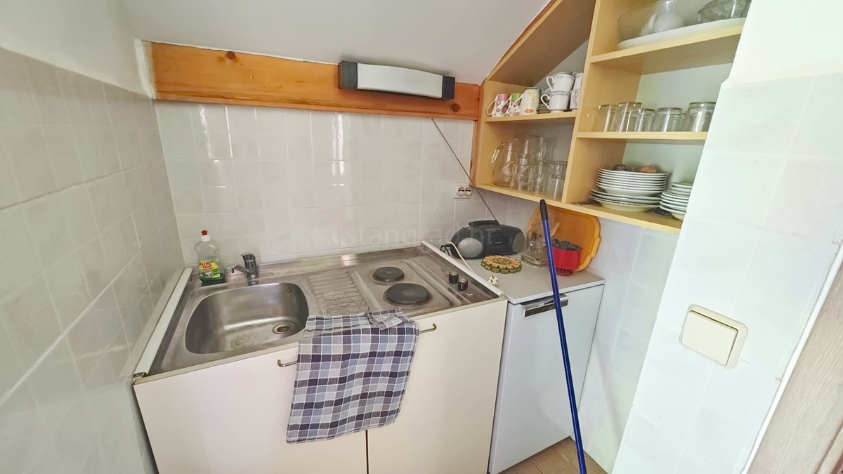 Okolica Vrbnika, dvojček z vrtom na dobri lokaciji!