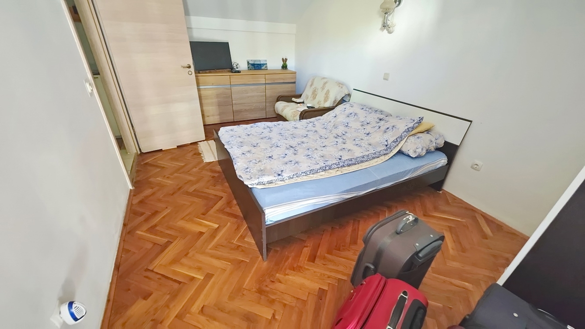 Okolica Vrbnika, dvojček z vrtom na dobri lokaciji!