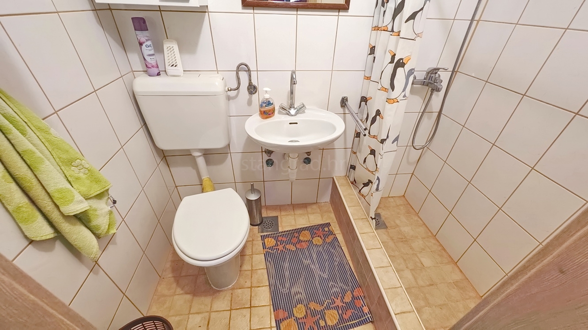 Okolica Vrbnika, dvojček z vrtom na dobri lokaciji!