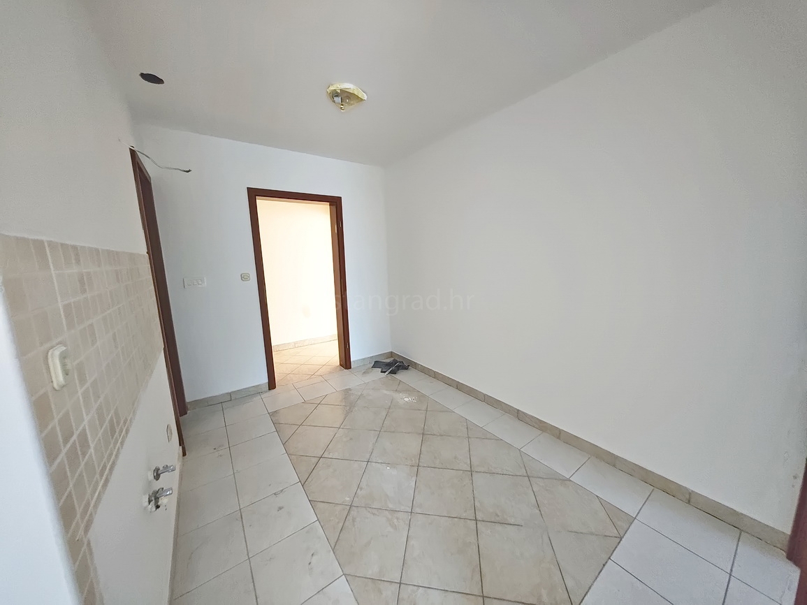 Njivice, apartma na odlični lokaciji s pogledom na morje!