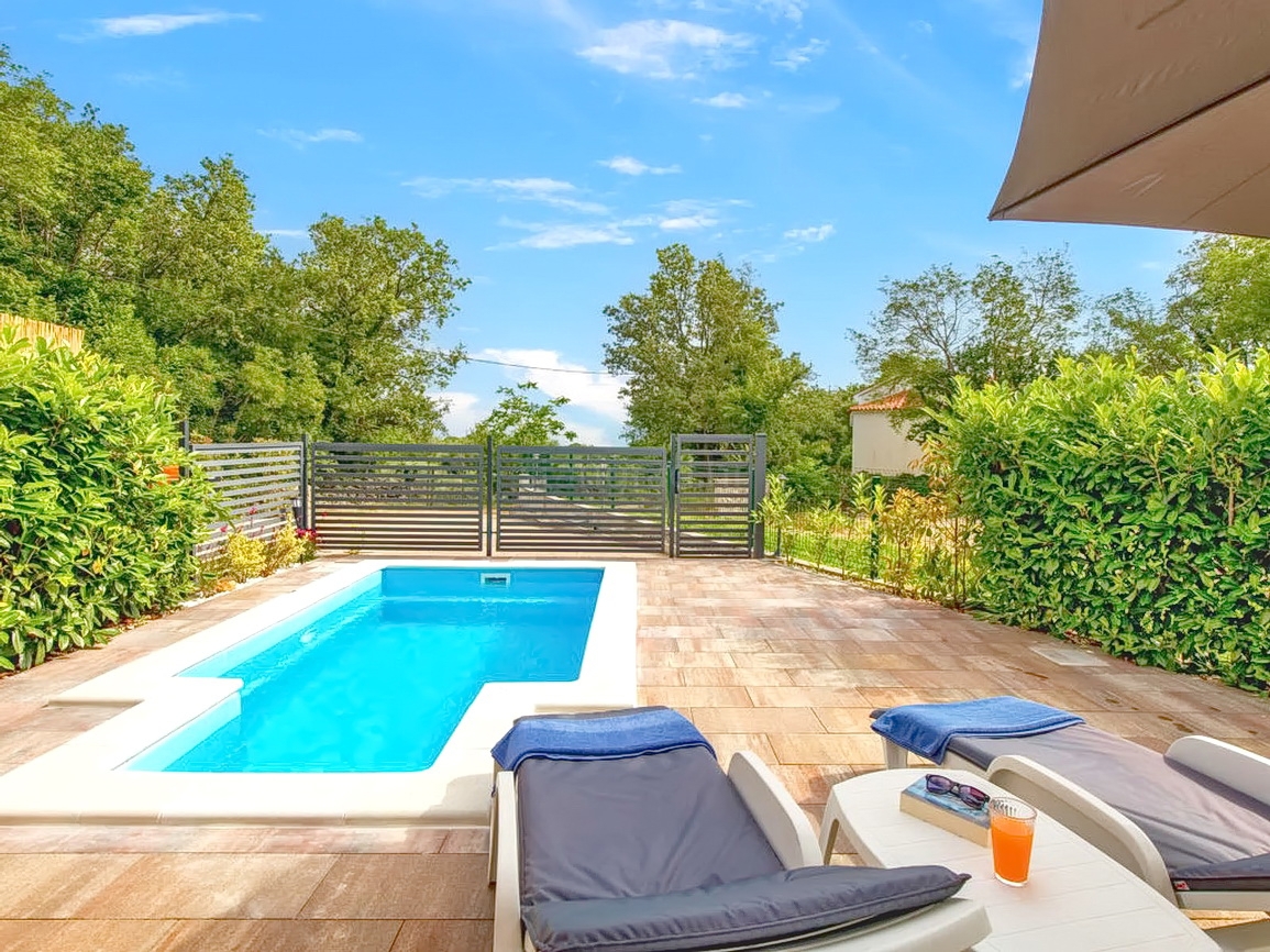 Uvala Soline, polsamostojna hiša z bazenom in vrtom na mirni lokaciji!