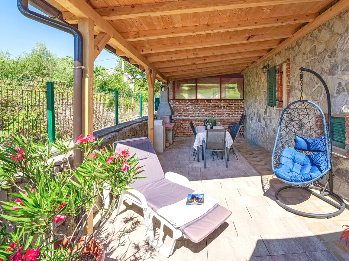 Uvala Soline, polsamostojna hiša z bazenom in vrtom na mirni lokaciji!