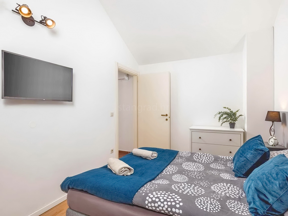 Uvala Soline, polsamostojna hiša z bazenom in vrtom na mirni lokaciji!