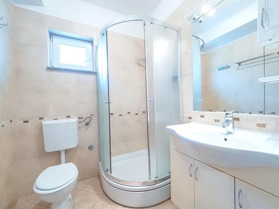 Baška, polsamostojna hiša z dvema apartmajema in vrtom!