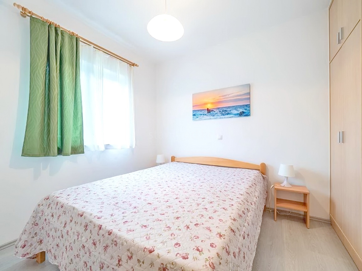 Baška, polsamostojna hiša z dvema apartmajema in vrtom!
