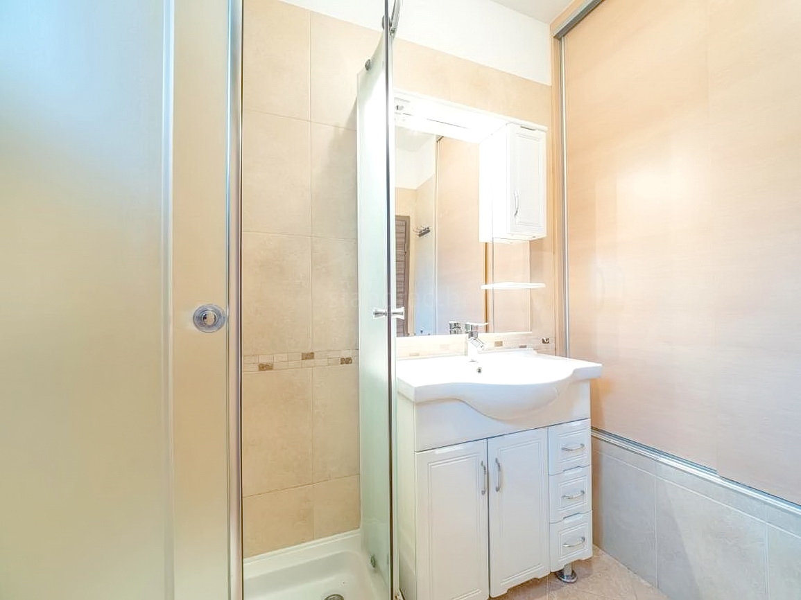 Baška, polsamostojna hiša z dvema apartmajema in vrtom!