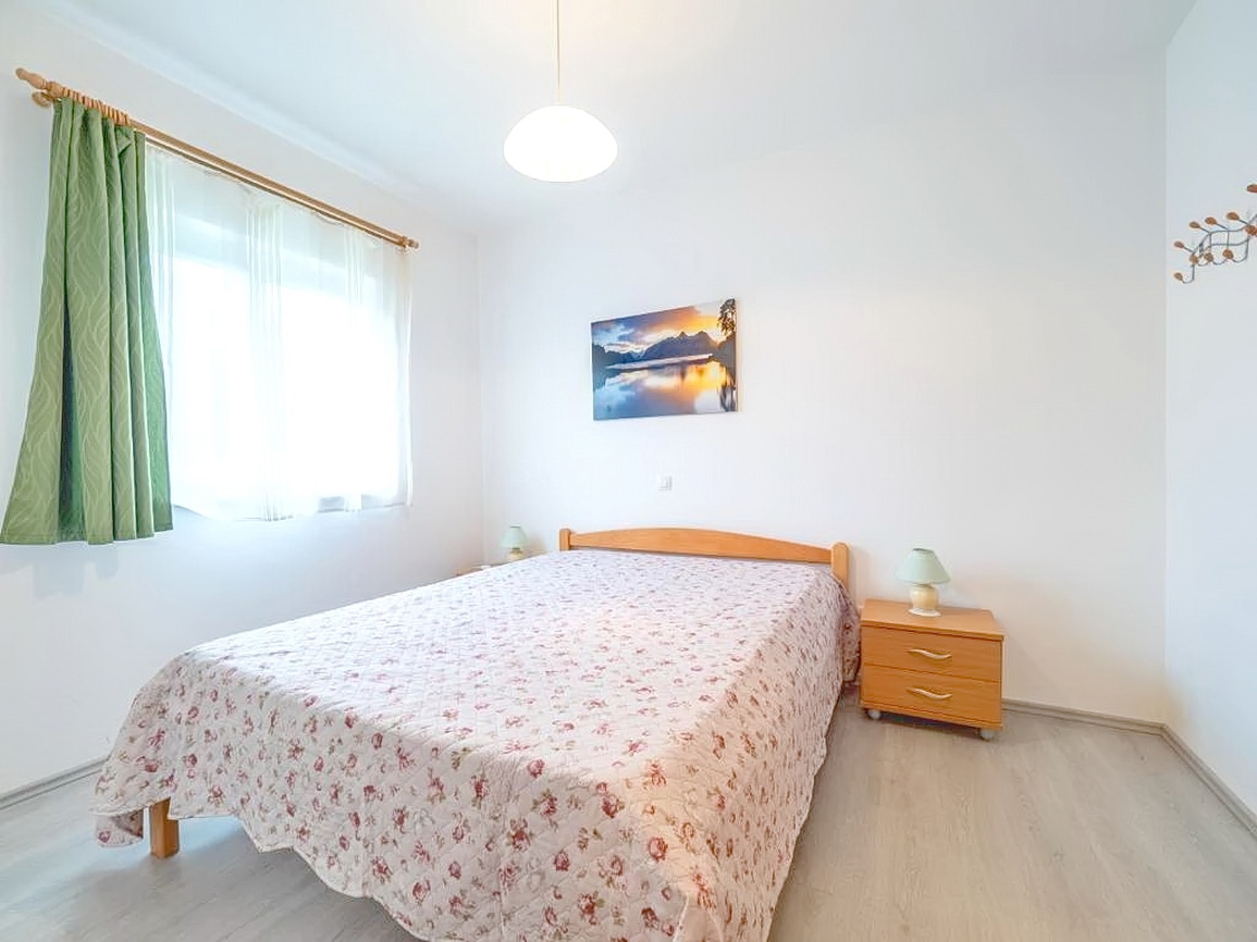 Baška, polsamostojna hiša z dvema apartmajema in vrtom!