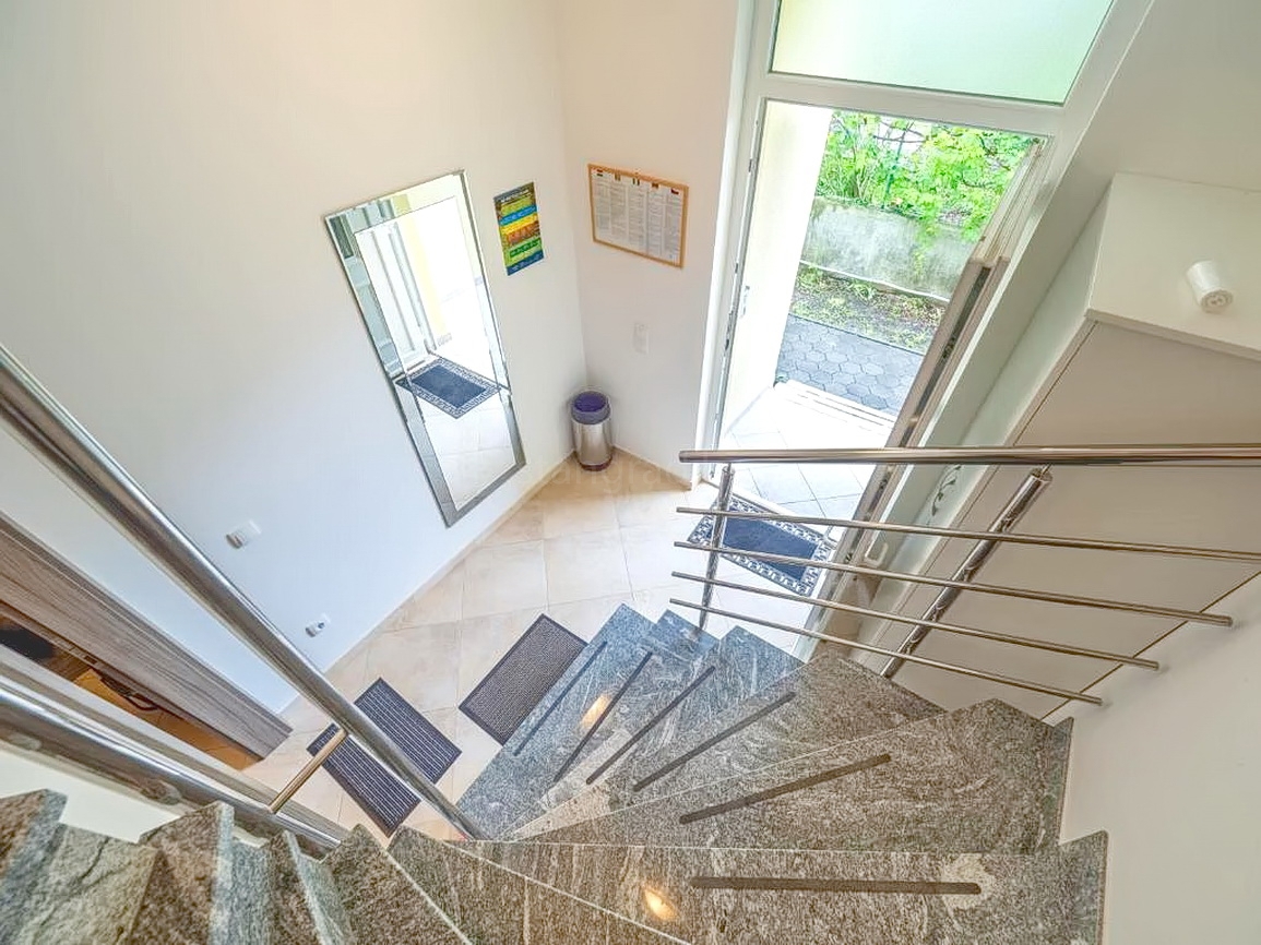 Baška, polsamostojna hiša z dvema apartmajema in vrtom!