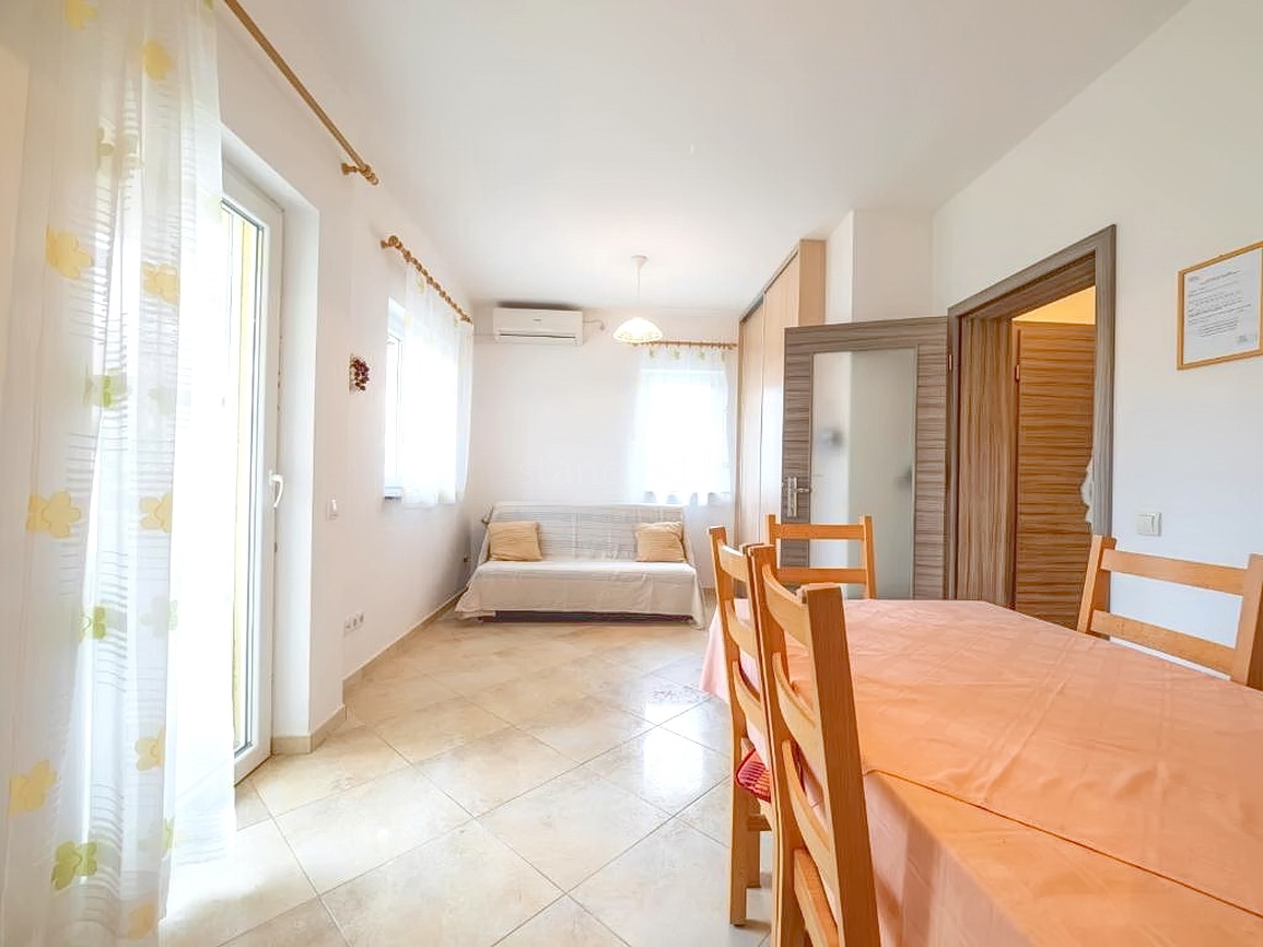 Baška, polsamostojna hiša z dvema apartmajema in vrtom!