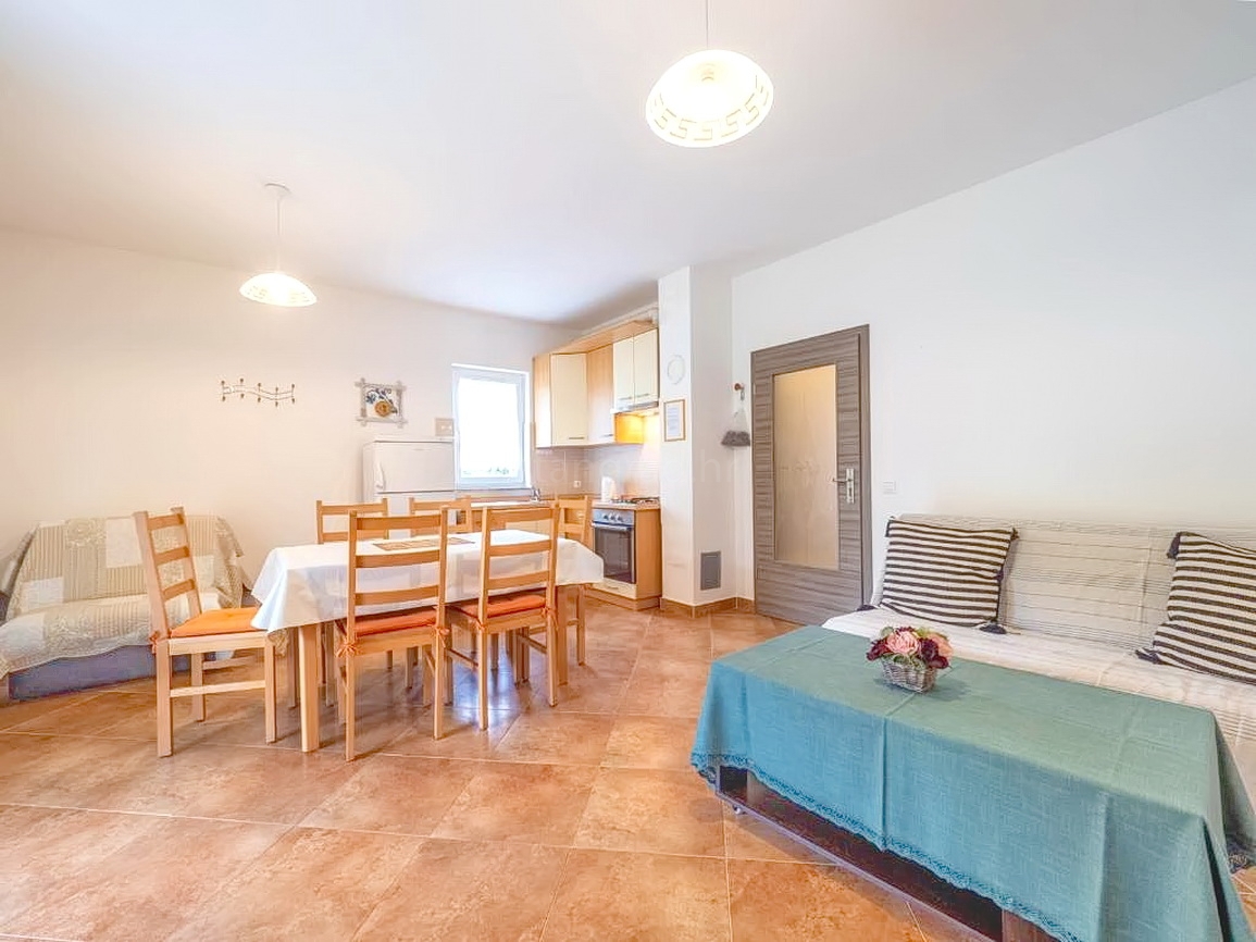 Baška, polsamostojna hiša z dvema apartmajema in vrtom!