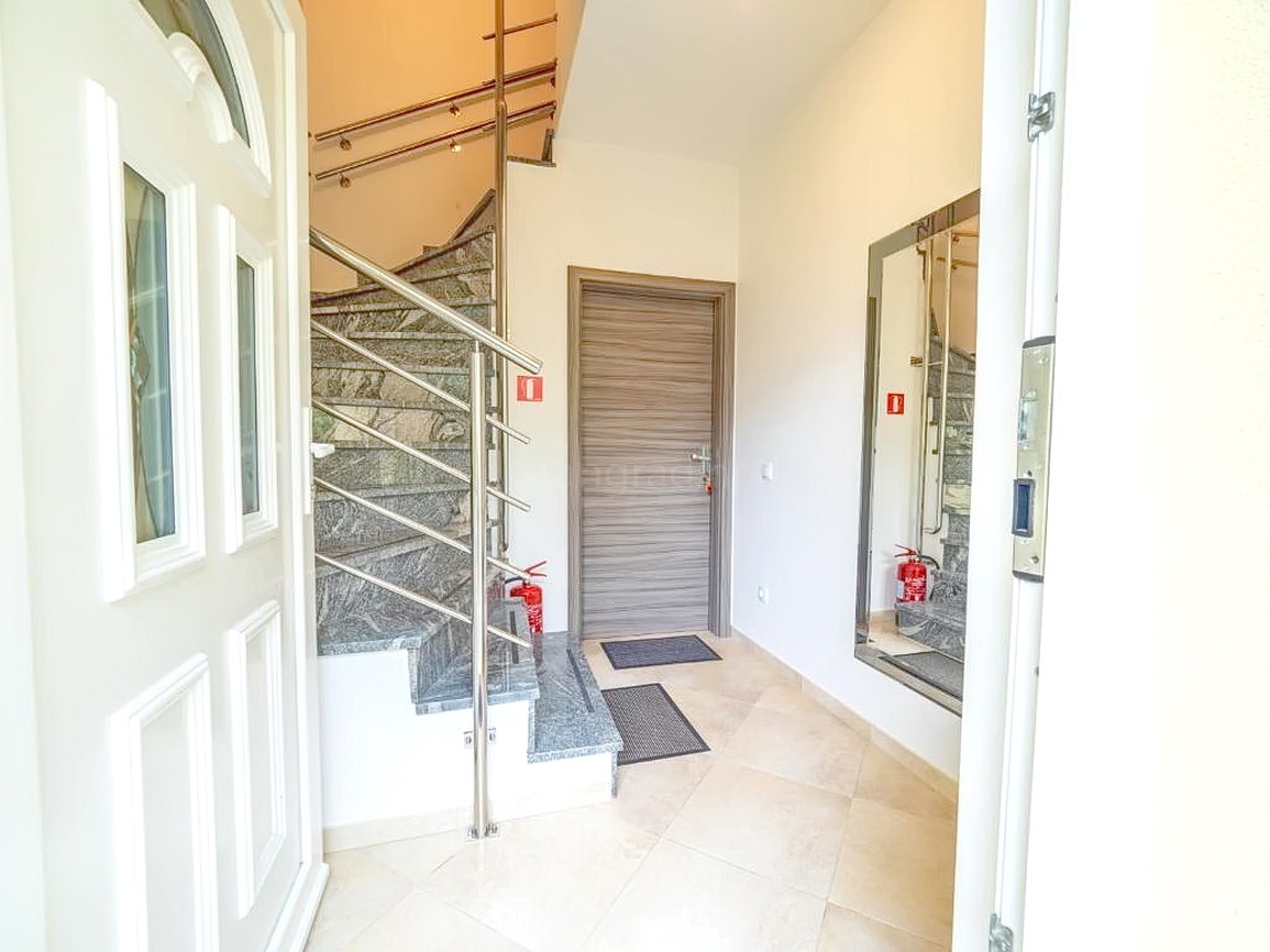 Baška, polsamostojna hiša z dvema apartmajema in vrtom!