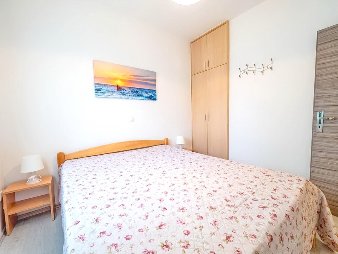 Baška, polsamostojna hiša z dvema apartmajema in vrtom!