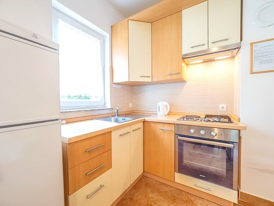 Baška, polsamostojna hiša z dvema apartmajema in vrtom!