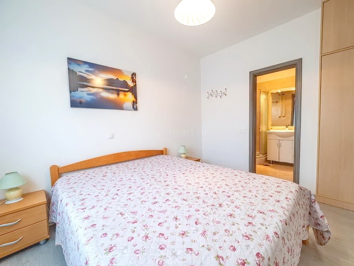 Baška, polsamostojna hiša z dvema apartmajema in vrtom!