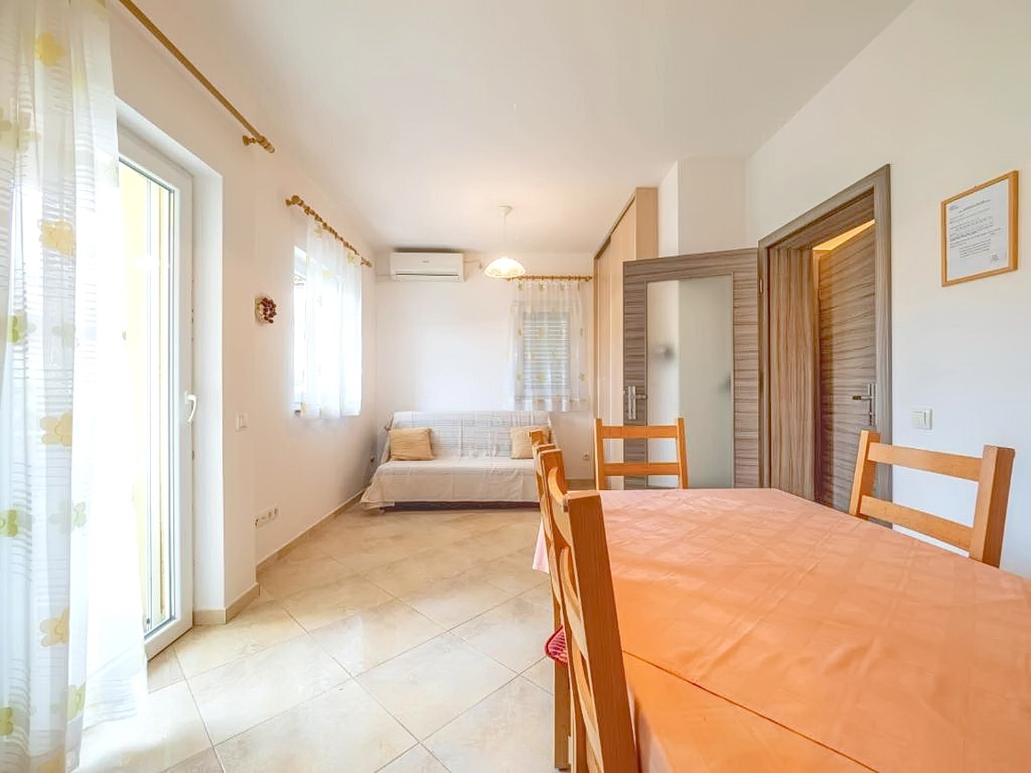 Baška, polsamostojna hiša z dvema apartmajema in vrtom!