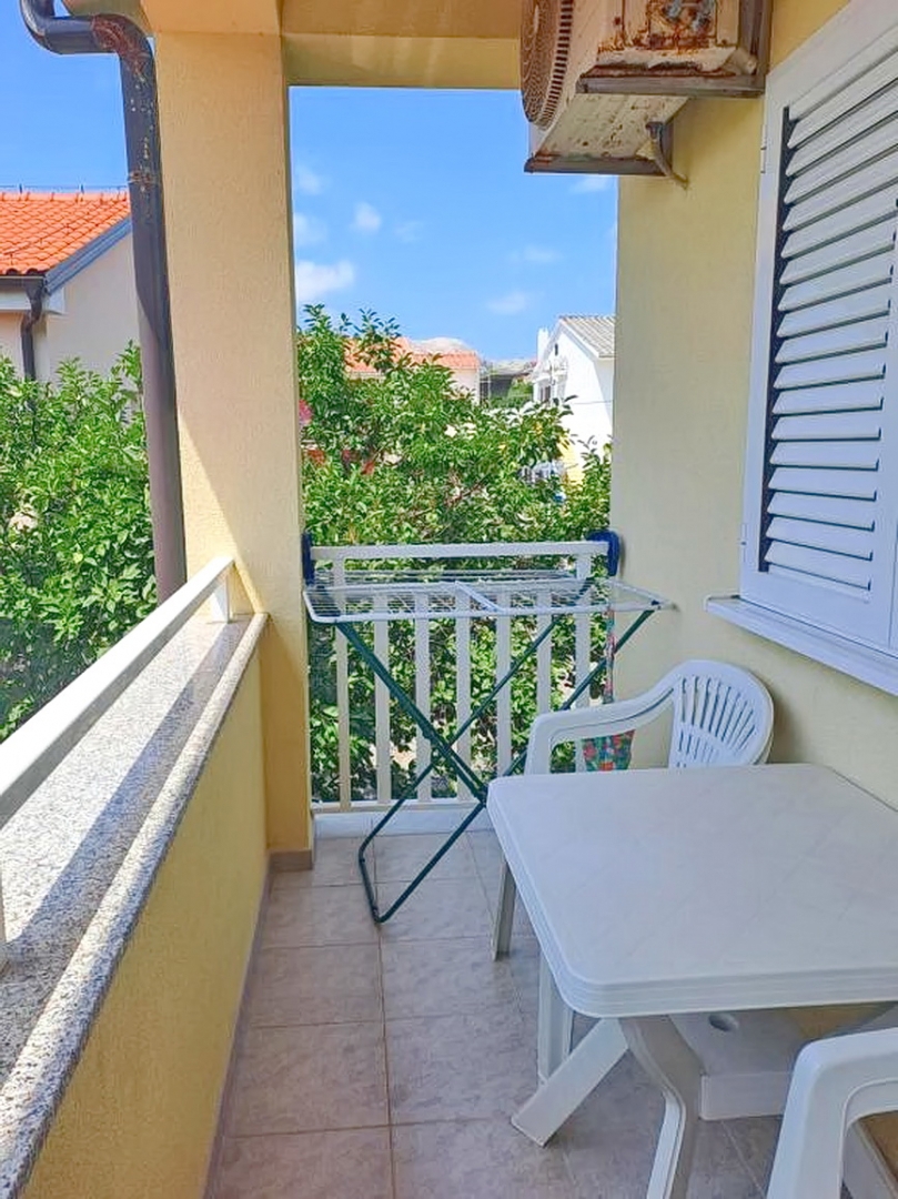 Baška, polsamostojna hiša z dvema apartmajema in vrtom!