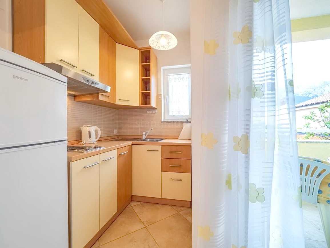 Baška, polsamostojna hiša z dvema apartmajema in vrtom!