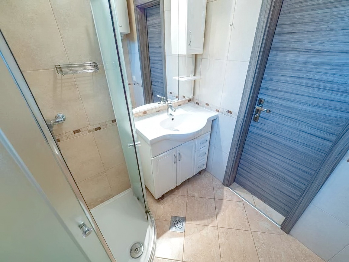 Baška, polsamostojna hiša z dvema apartmajema in vrtom!