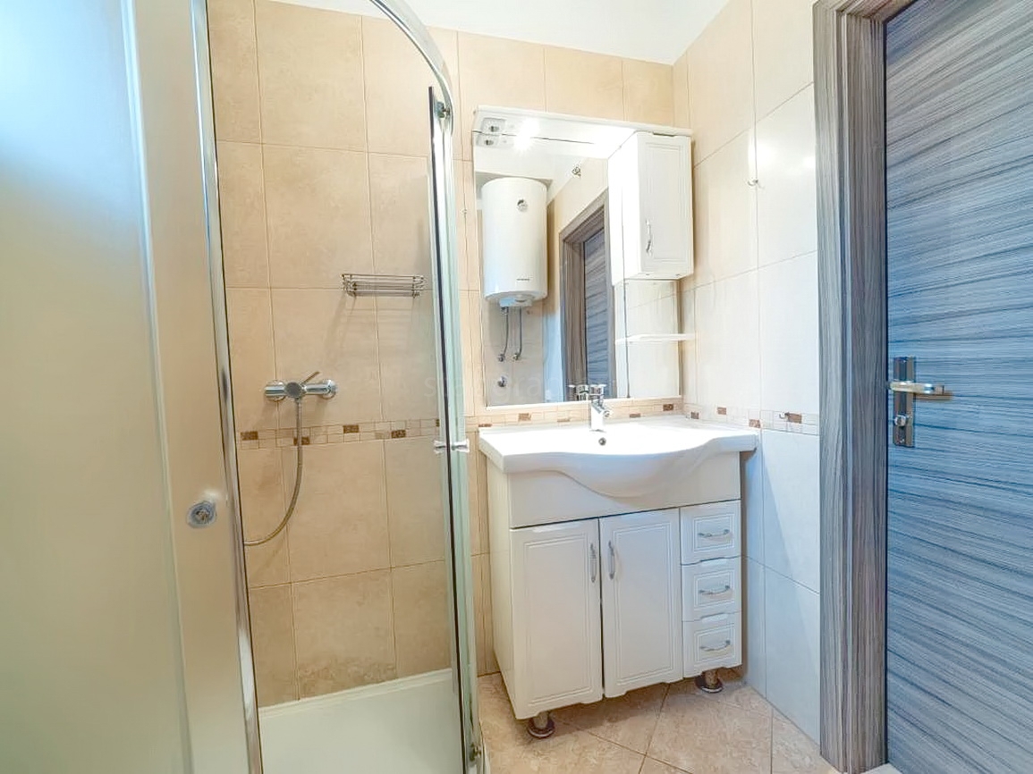 Baška, polsamostojna hiša z dvema apartmajema in vrtom!