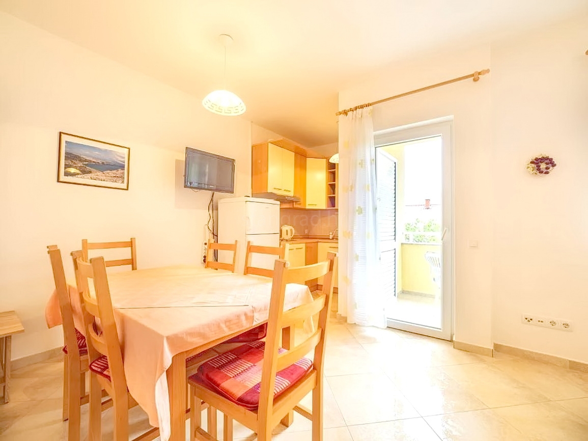 Baška, polsamostojna hiša z dvema apartmajema in vrtom!