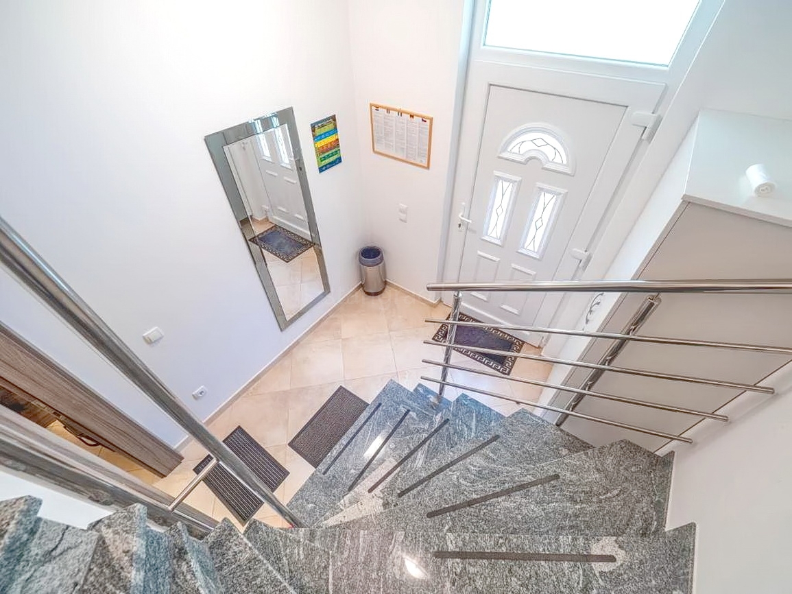 Baška, polsamostojna hiša z dvema apartmajema in vrtom!