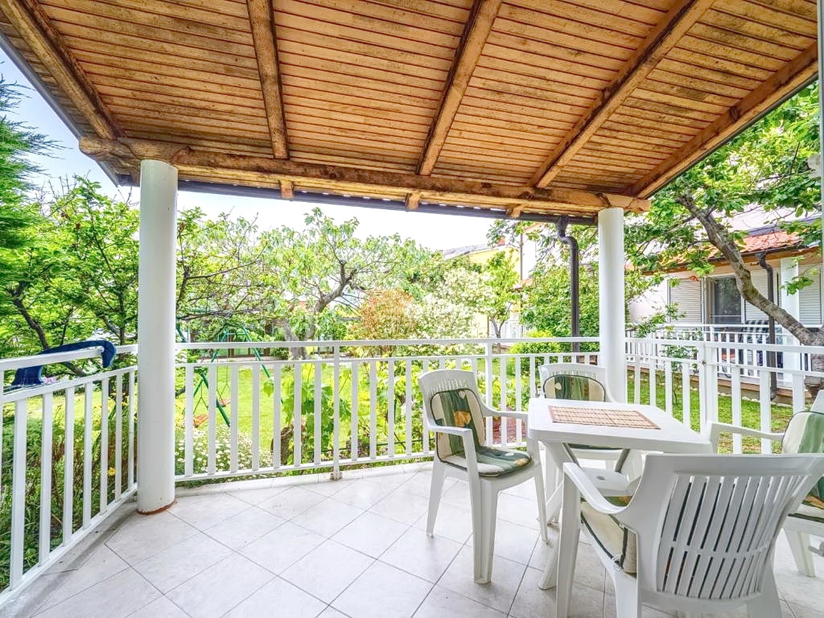 Baška, polsamostojna hiša z dvema apartmajema in vrtom!