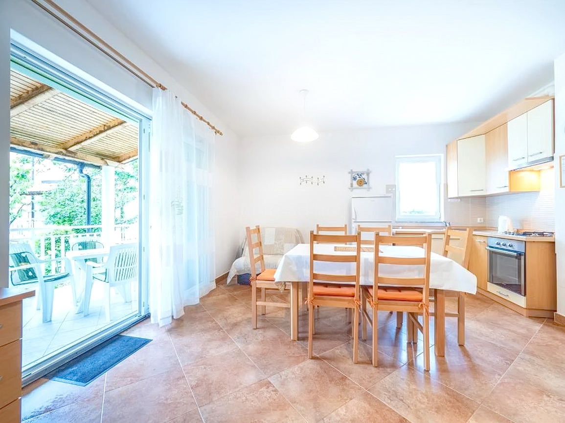 Baška, polsamostojna hiša z dvema apartmajema in vrtom!