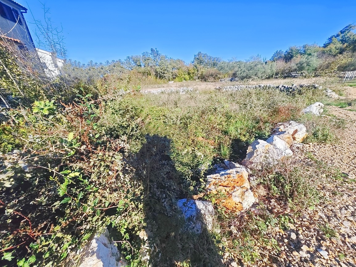 Malinska, pravilno zazidljivo zemljišče na odlični lokaciji!