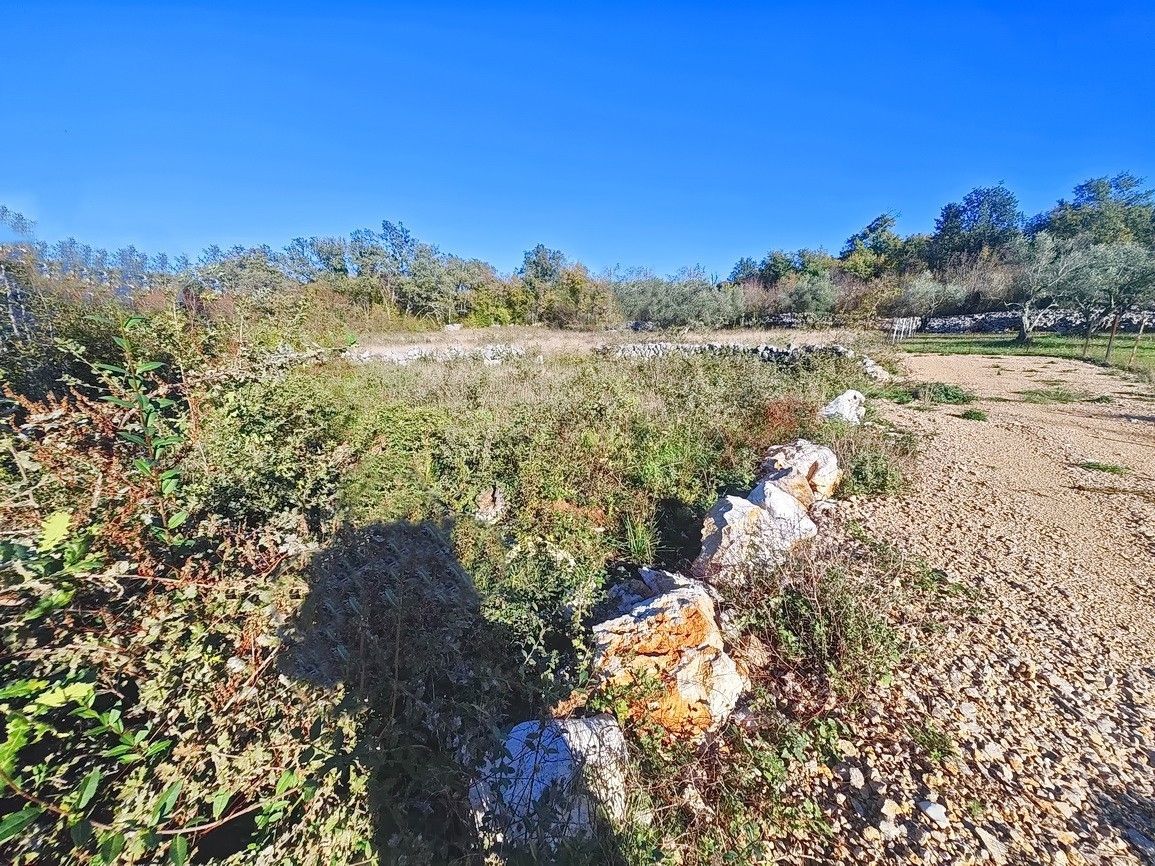 Malinska, pravilno zazidljivo zemljišče na odlični lokaciji!