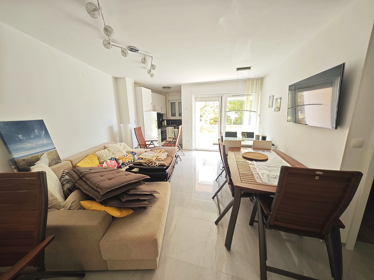 Njivice, stanovanje v pritličju z vrtom in pogledom na morje!