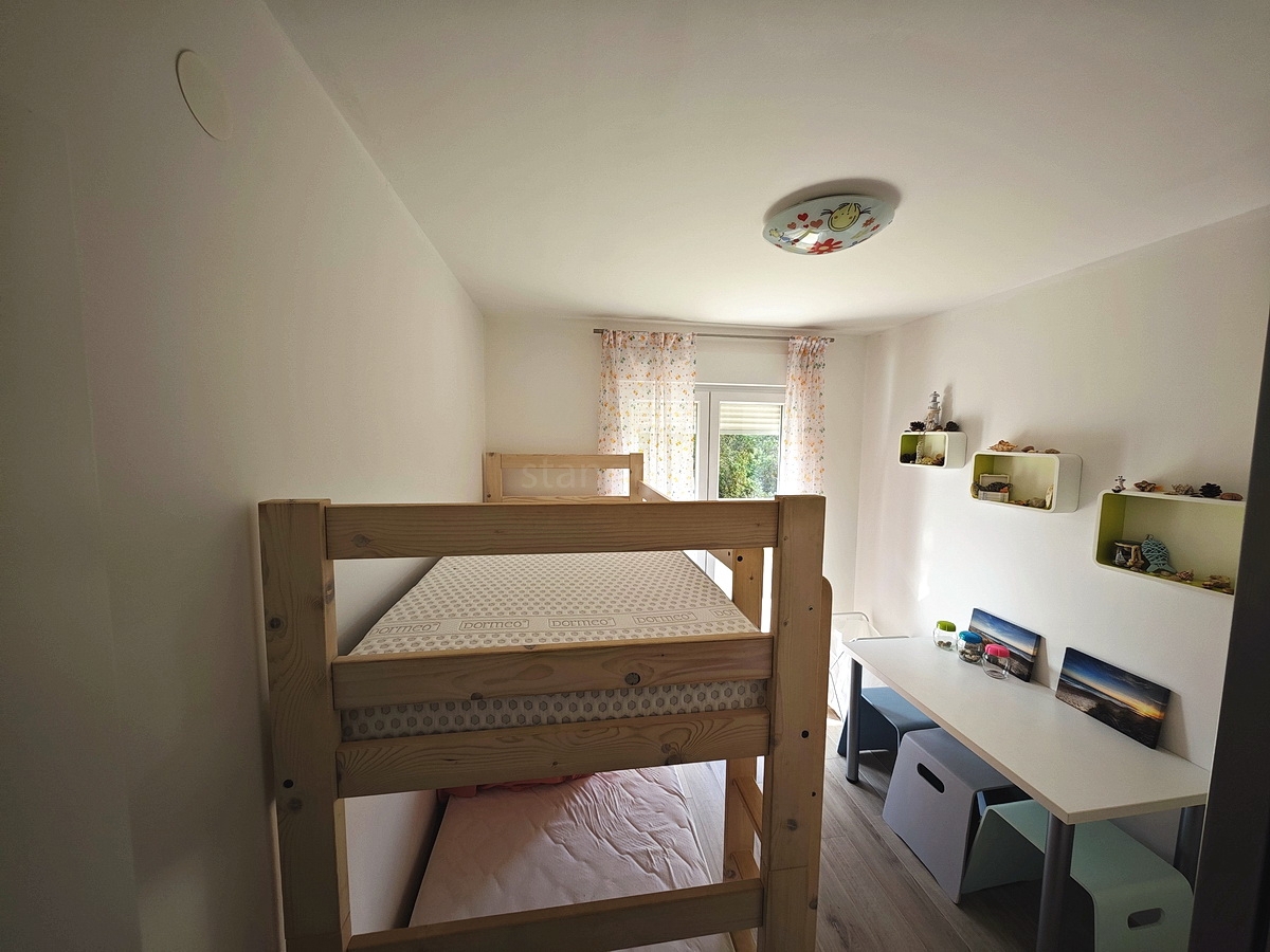 Njivice, stanovanje v pritličju z vrtom in pogledom na morje!