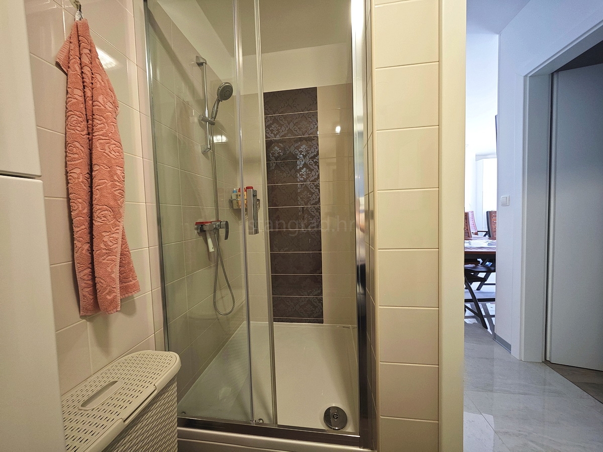 Njivice, stanovanje v pritličju z vrtom in pogledom na morje!