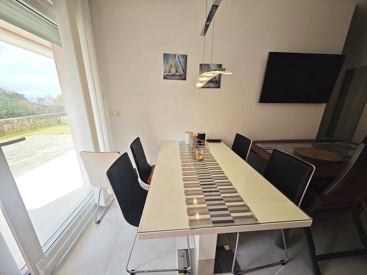 Njivice, stanovanje v pritličju z vrtom in pogledom na morje!