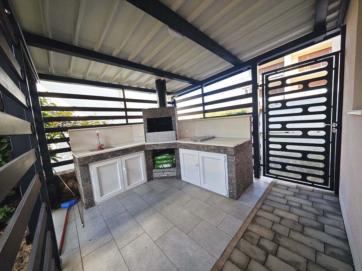 Njivice, stanovanje v pritličju z vrtom in pogledom na morje!